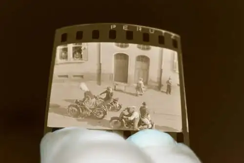 tolles altes Negativ - Oldtimer Motorräder - Festumzug Fahrer verkleidet 