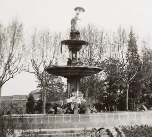 tolles altes Negativ -  mir unbekannter Springbrunnen