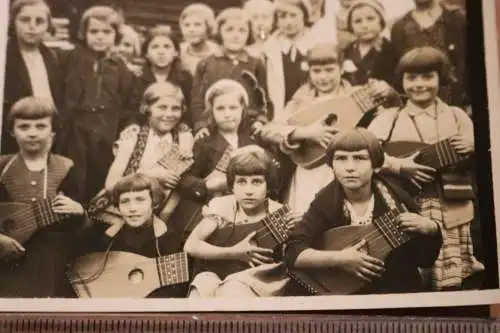 tolles altes Gruppenfoto Mädchen mit mir unbekannten Saiteninstrumenten ??