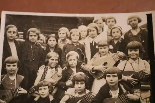 tolles altes Gruppenfoto Mädchen mit mir unbekannten Saiteninstrumenten ??