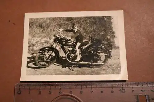 tolles altes Foto  - Junge auf Oldtimer Motorrad - Marke ???