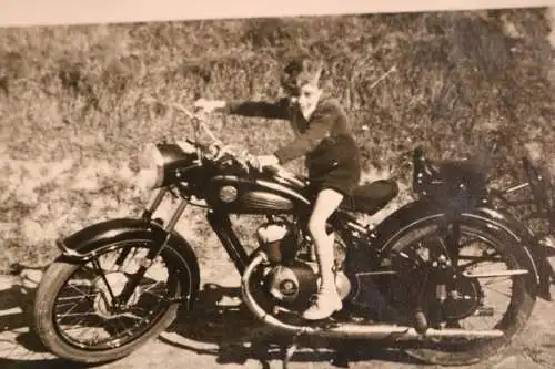 tolles altes Foto  - Junge auf Oldtimer Motorrad - Marke ???