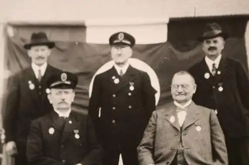 zwei alte Fotos - ältere Herren - Verein ?  Veteranen ?? 
