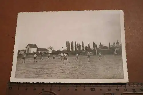 tolles altes Foto - Soldaten-Kompagnie spielen Fussball - Mannschaft 1944