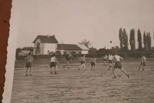 tolles altes Foto - Soldaten-Kompagnie spielen Fussball - Mannschaft 1944