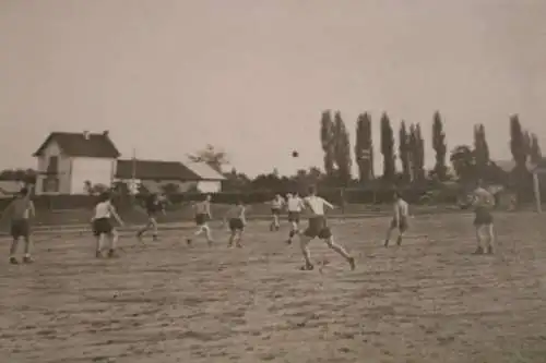 tolles altes Foto - Soldaten-Kompagnie spielen Fussball - Mannschaft 1944