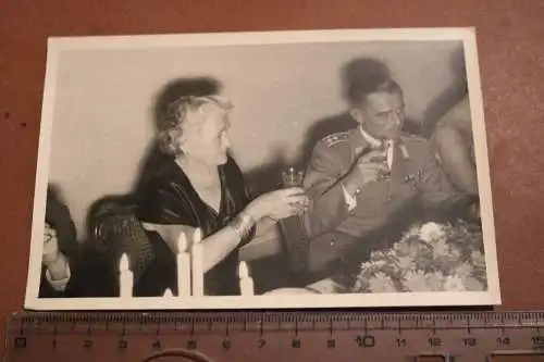 tolles altes Foto Soldat mit Frau beim Essen - Ordenspange RKT ? 