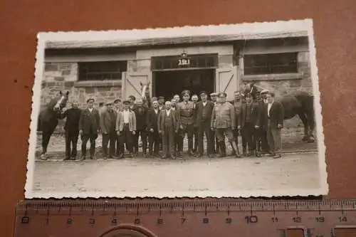 tolles altes Gruppenfoto zwei Soldaten und Arbeiter - Pferdegestüt ??