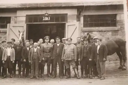 tolles altes Gruppenfoto zwei Soldaten und Arbeiter - Pferdegestüt ??