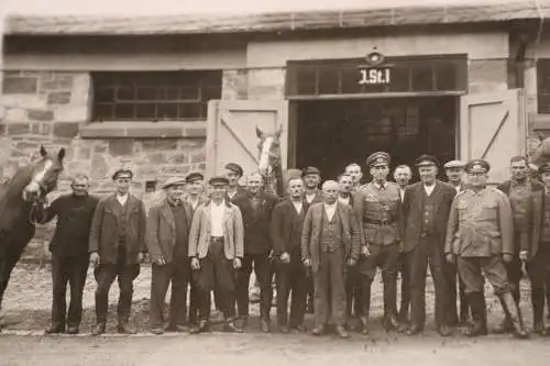 tolles altes Gruppenfoto zwei Soldaten und Arbeiter - Pferdegestüt ??