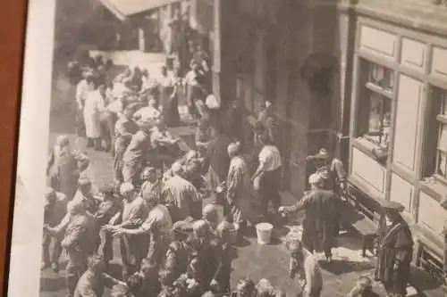 zwei alte Fotos Mitarbeiter Firma werden gebadet ?? zwei Männer historisch gekle