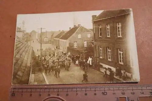 altes Foto - Musikkorps mit Soldaten marschieren durch Dorf, Stadt - Ort ??