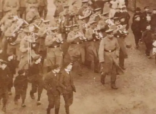 altes Foto - Musikkorps mit Soldaten marschieren durch Dorf, Stadt - Ort ??