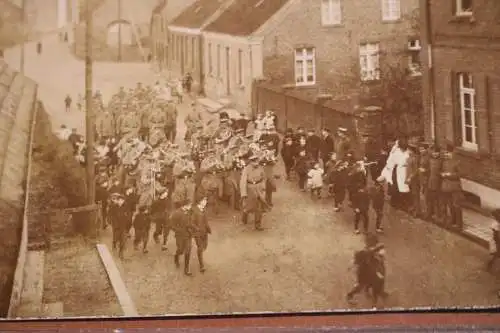 altes Foto - Musikkorps mit Soldaten marschieren durch Dorf, Stadt - Ort ??