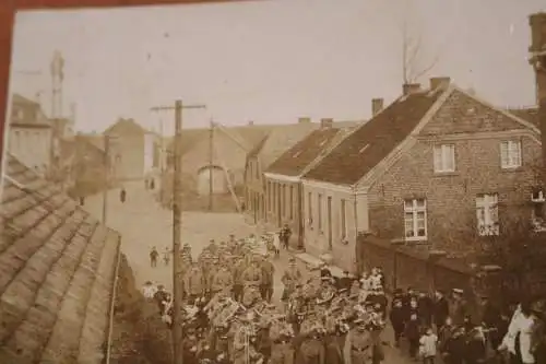 altes Foto - Musikkorps mit Soldaten marschieren durch Dorf, Stadt - Ort ??