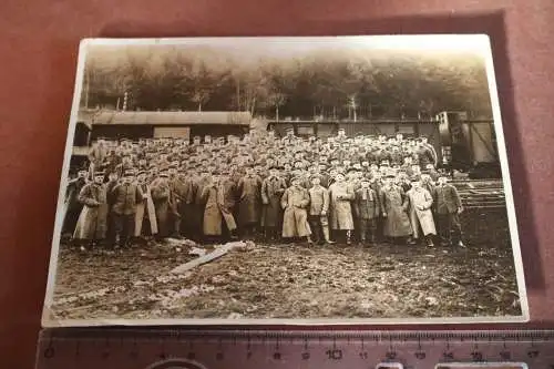 tolles altes Gruppenfoto  Soldaten  Eisenbahn Streckenbau Abteilung ?? Waggons