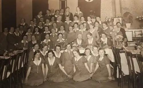 tolles altes Gruppenfoto Frauen - Verein ??  manche mit Ärmelband 