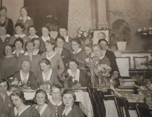 tolles altes Gruppenfoto Frauen - Verein ??  manche mit Ärmelband 