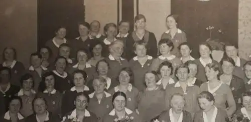 tolles altes Gruppenfoto Frauen - Verein ??  manche mit Ärmelband 