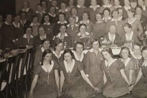 tolles altes Gruppenfoto Frauen - Verein ??  manche mit Ärmelband 