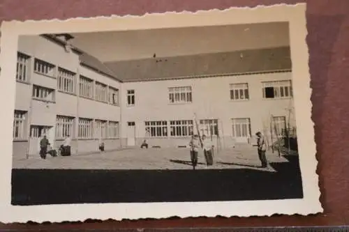 tolles altes Foto - Soldaten Kasernenhof - Frankreich ? Les Saules ....