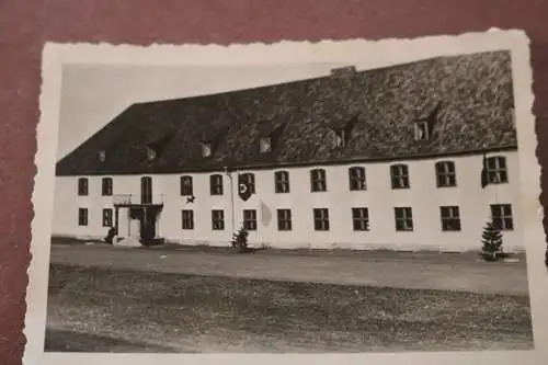tolles altes Foto - mir unbekanntes Gebäude - Kaserne ?? Lager ? 
