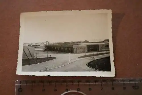 tolles altes Foto - mir unbekanntes Kasernengelände ?? Hallen - Turm mit Uhr ?