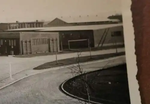 tolles altes Foto - mir unbekanntes Kasernengelände ?? Hallen - Turm mit Uhr ?