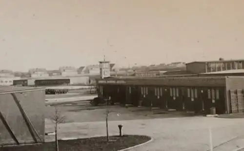 tolles altes Foto - mir unbekanntes Kasernengelände ?? Hallen - Turm mit Uhr ?