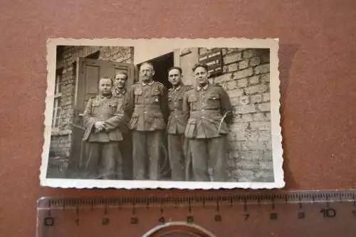 tolles altes Foto -  Gruppe Soldaten vor der Tür - Schild mit ABkürzungen