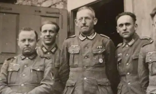 tolles altes Foto -  Gruppe Soldaten vor der Tür - Schild mit ABkürzungen