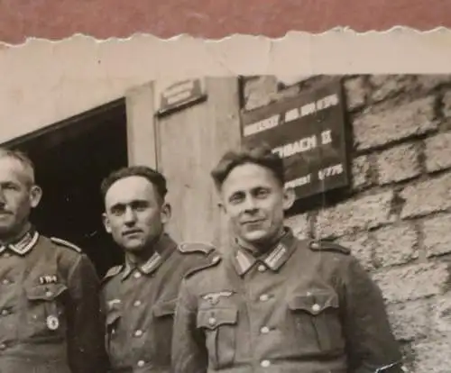 tolles altes Foto -  Gruppe Soldaten vor der Tür - Schild mit ABkürzungen