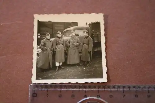 tolles altes Foto - vier Soldaten - Tilsit - beim Kohlefahren 1941