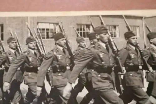 altes Foto -Parademarsch  Soldaten - Flakabteilung  Königsberg