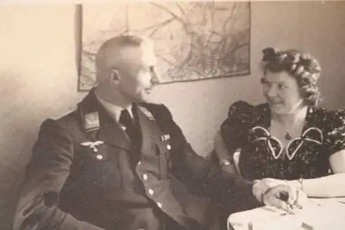 altes Foto - Offizier Luftwaffe mit Frau - Hintergrund Landkarte ?