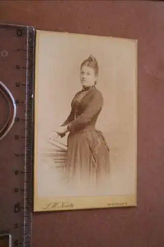 altes CDV Foto - Portrait einer Frau - Wiesbaden 