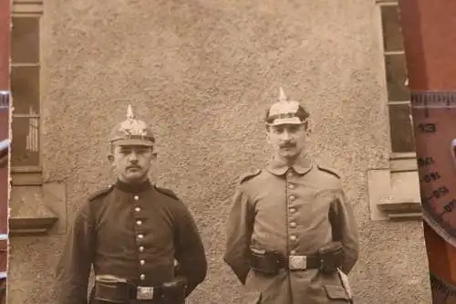 tolles altes Foto zwei Soldaten mit Pickelhaube 