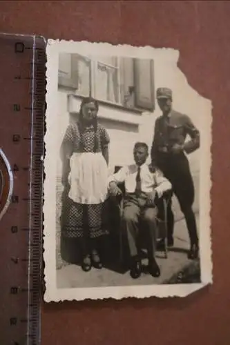 altes Foto - Soldat mit Trauerärmelband und Mann und Frau 