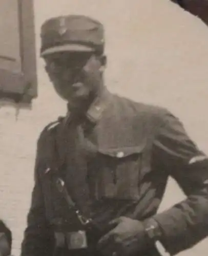 altes Foto - Soldat mit Trauerärmelband und Mann und Frau 