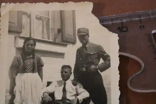 altes Foto - Soldat mit Trauerärmelband und Mann und Frau 