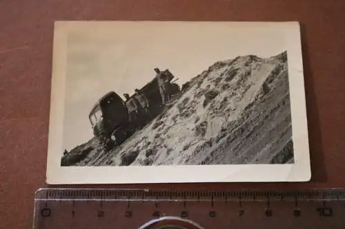 tolles altes Foto - Raupenschlepper mit Besatzung 