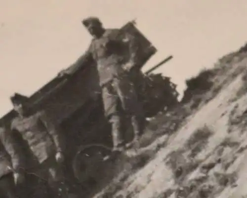 tolles altes Foto - Raupenschlepper mit Besatzung