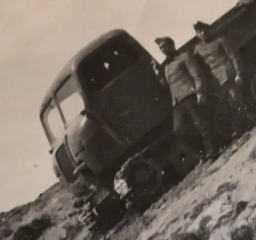 tolles altes Foto - Raupenschlepper mit Besatzung