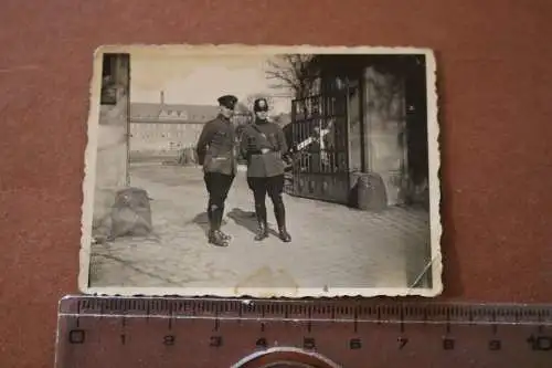tolles altes Foto - zwei Polizisten vor Eingangstor - Tschako 