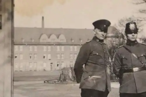 tolles altes Foto - zwei Polizisten vor Eingangstor - Tschako 