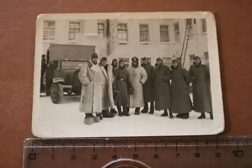 altes Foto - Gruppe Soldaten in dicker Winterkleidung - LKW 