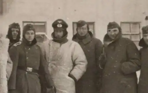 altes Foto - Gruppe Soldaten in dicker Winterkleidung - LKW 