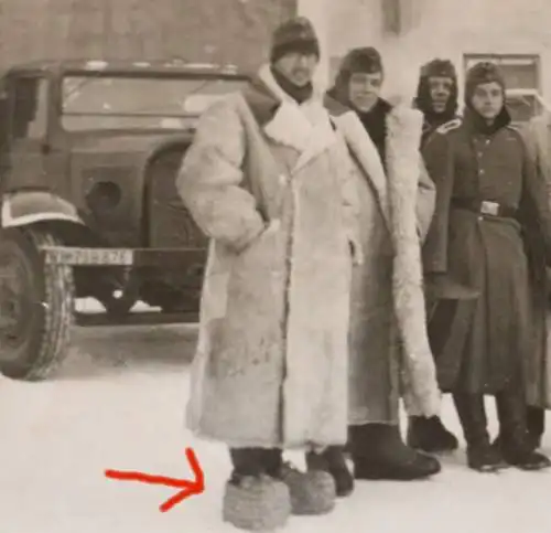 altes Foto - Gruppe Soldaten in dicker Winterkleidung - LKW