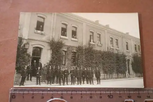 tolles altes Gruppenfoto - Kaserne  - Polizisten ??? Tschakos - 20er Jahre ?