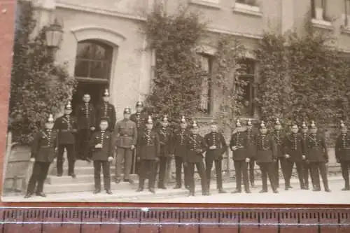 tolles altes Gruppenfoto - Kaserne  - Polizisten ??? Tschakos - 20er Jahre ?